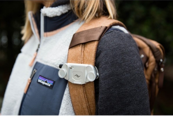 Cette image a un attribut alt vide ; son nom de fichier est peak-design-capture-camera-clip-v3-silver-cp-s-3-627-e1563315932377.jpg